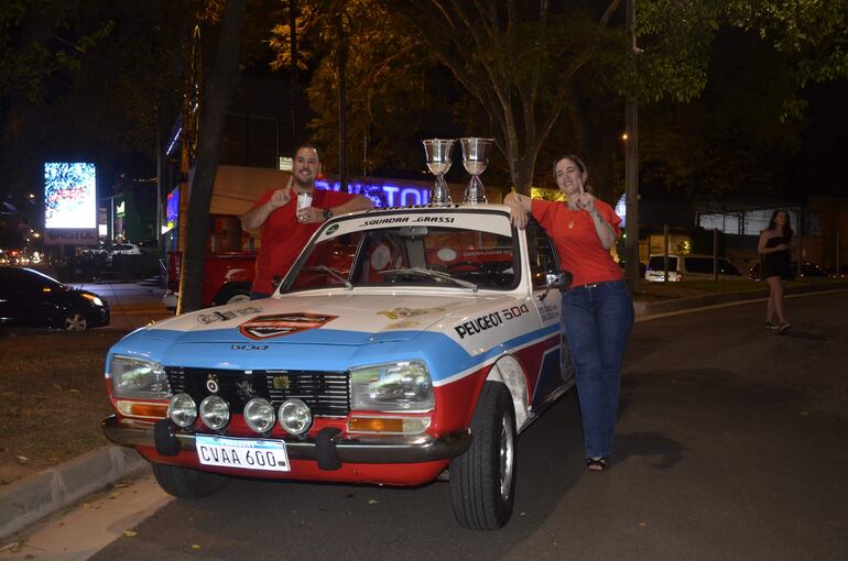 Stefanía y Sebastián Grassi, campeones de la Clase D, “Años 70”, con sus trofeos y el maravilloso Peugeot 504.