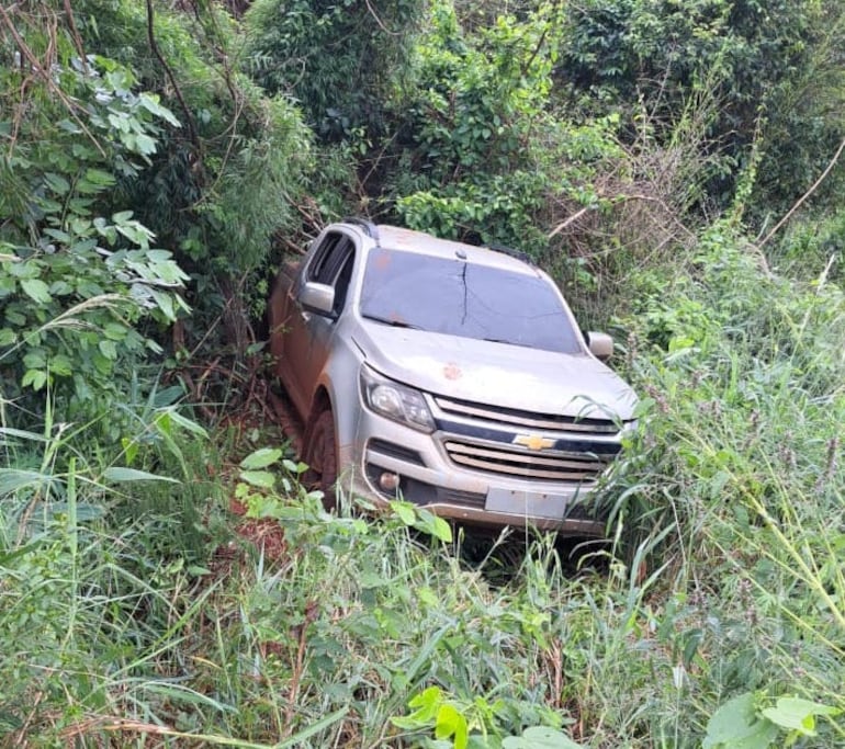 La camioneta fue abandonad en una zona boscosa de Minga Guazú.