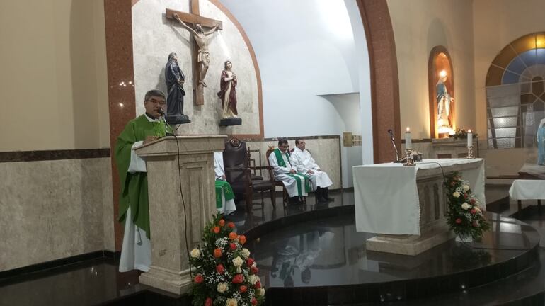 El sacerdote, Narcizo Velázquez, rector de la Universidad Católica ofició la misa por la novena de la Virgen de la Medalla Milagrosa.