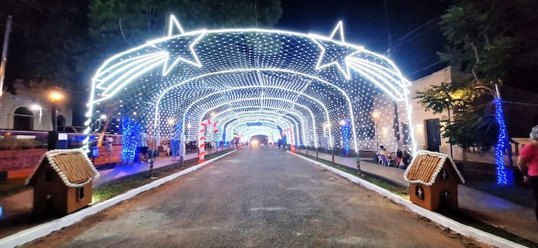 El túnel de luces que abarca una cuadra en Acahay.