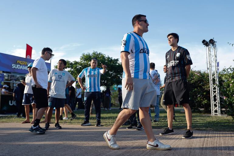 Hinchas del club Racing de Argentina asisten a la Fiesta Sudamericana, este jueves en Asunción (Paraguay).