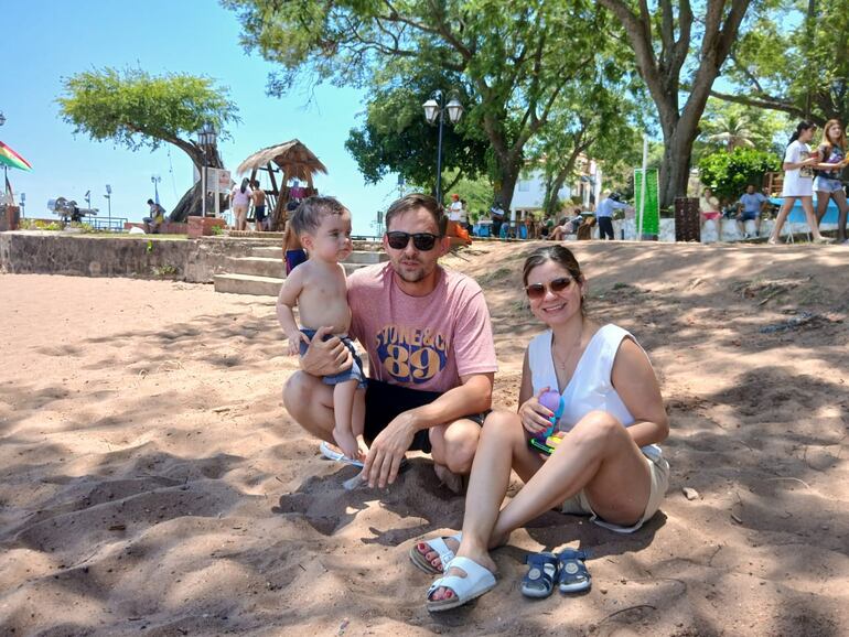 Juan Diaz, junto con su esposa Victoria Ludwig y su pequeño Distefano llegaron de Clorinda para disfrutar de la ciudad veraniega.