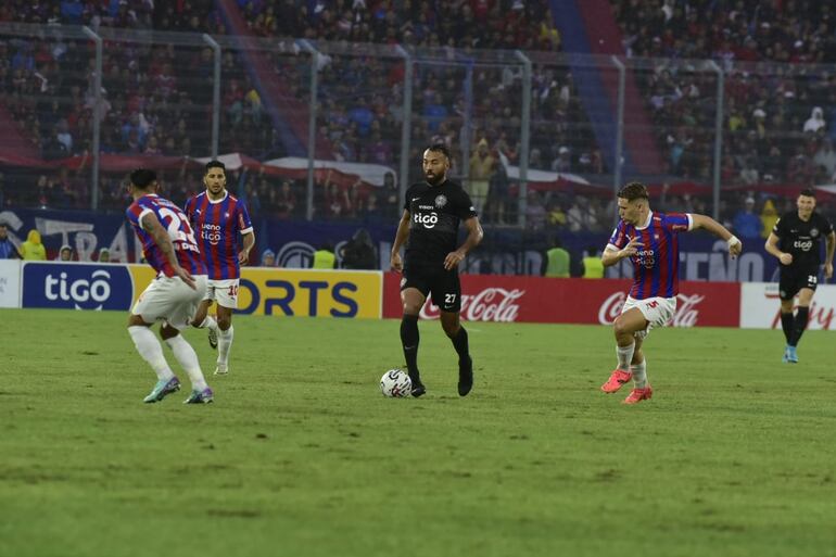 Momentos del superclásico entre Cerro Porteño y Olimpia por la fecha 17 del torneo Apertura 2024 del fútbol paraguayo en el estadio La Nueva Olla, en Asunción.