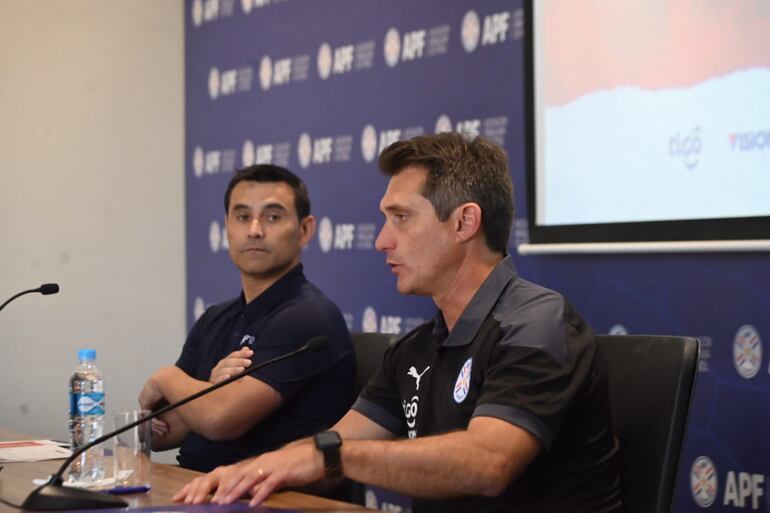 El entrenador de la selección paraguaya, Guillermo Barros Schelotto, a su derecha Justo Villar, el director deportivo.