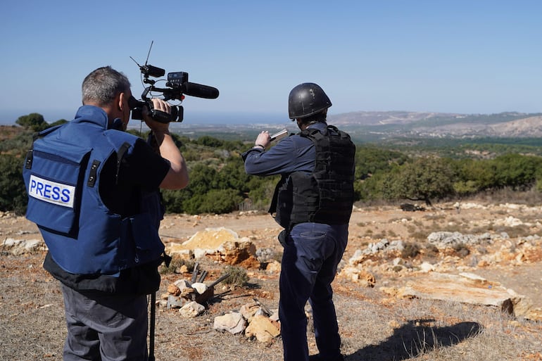 Periodistas extranjeros observan desde el norte de Israel la frontera sur de Líbano. Líbano acusó el viernes a Israel de “crimen de guerra” por la muerte de tres periodistas en un bombardeo, en plena ofensiva israelí contra el movimiento proiraní Hezbolá.