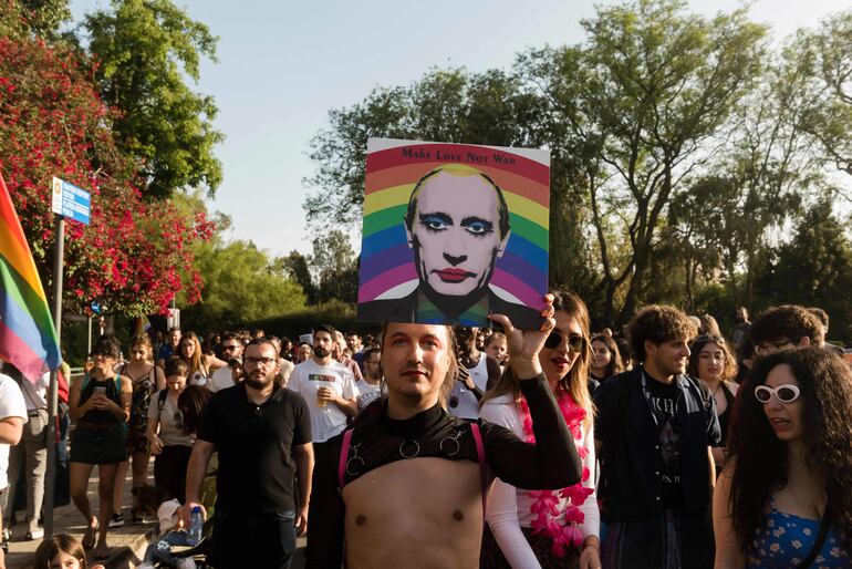 Un retrato del presidente ruso Vladimir Putin con una bandera del arcoiris detrás en una Marcha del Orgullo Gay en Rumania.