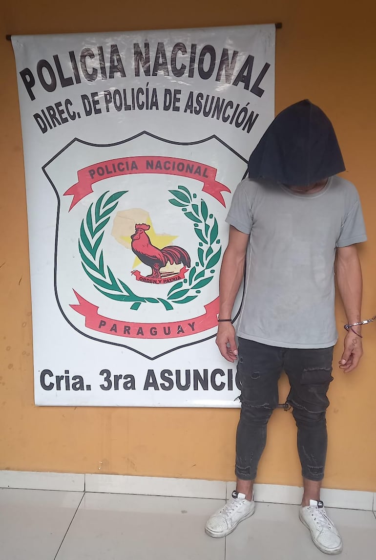 Uno de los detenidos por atacar y robar arma de fuego reglamentaria a agente de policía.