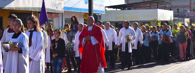 La sagrada imagen del Señor de las Palmas, llegó en procesión hasta la catedral Inmaculada Concepción de María de Carapeguá.