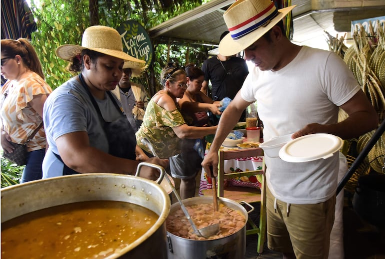 Javier Torres regaló unos 500 platos de jopará en su local, en la zona del Mercado 4.