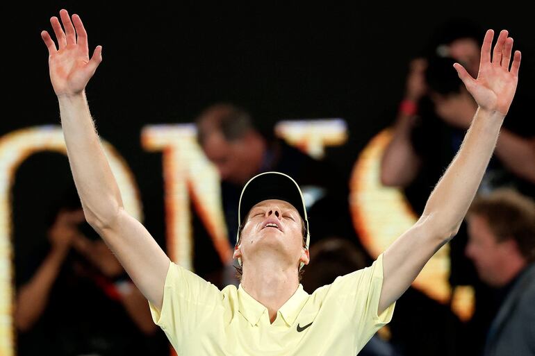 annik Sinner de Italia celebra la victoria sobre Alexander Zverev de Alemania después de su partido final individual masculino en el día quince del torneo de tenis Abierto de Australia en Melbourne el 26 de enero de 2025.