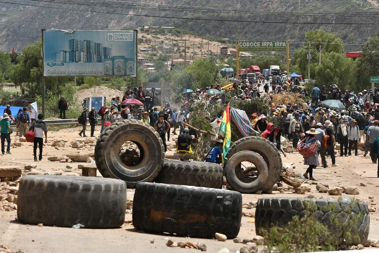 Afines al expresidente de Bolivia Evo Morales (2006-2019) bloquean una carretera como medida de presión exigiendo la renuncia de magistrados, en Cochabamba (Bolivia.) Los partidarios del expresidente de Bolivia Evo Morales (2006-2019) reforzaron este martes los bloqueos de caminos en varios puntos del país, con los que exigen la renuncia de los magistrados que extendieron su mandato, luego del aplazamiento de los comicios judiciales que debían celebrarse el año pasado. EFE/Jorge Abrego