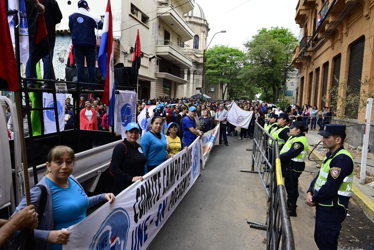 Profesores portan sus pasacalles y pancartas frente al Ministerio de Economía, donde protestaron hoy en el marco del Día Mundial del Docente.