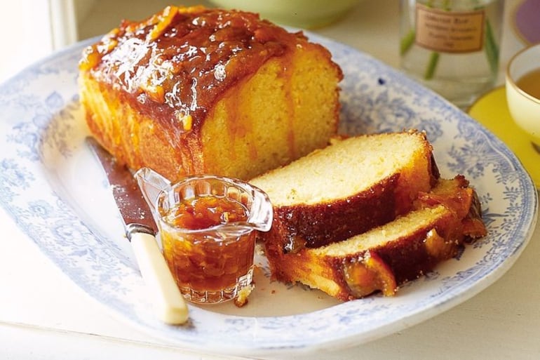 Budín de yogur con cobertura de dulce de naranja.