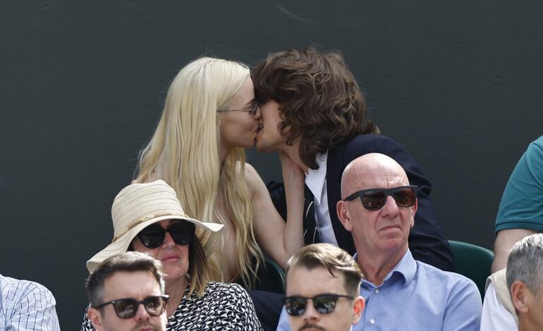 Anya Taylor-Joy besa a su pareja Malcolm Wellman McRae durante un partido de Wimbledon. 