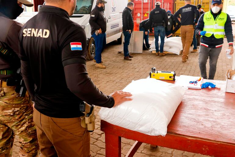 Operación Dulzura: Agentes de la Senad en plena revisión de los paquetes de azúcar que contenían cocaína.