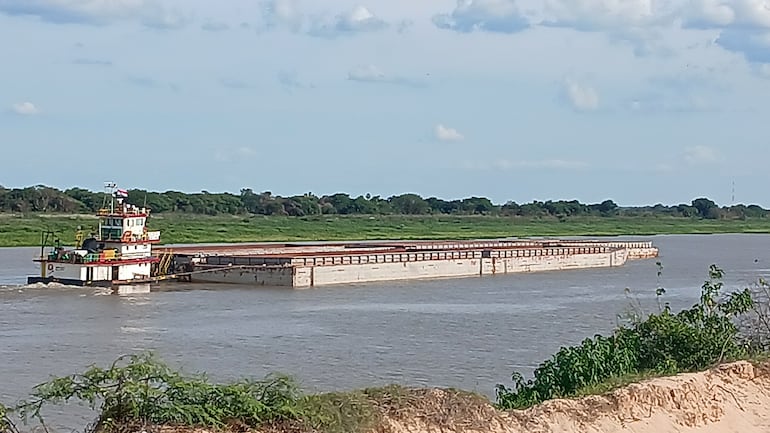 Un remolcador con escasas barcazas de carga, navega por esta zona norte después del leve repunte del río, sin embargo ahora vuelve a estacionarse debido a que pararon las grandes lluvias.