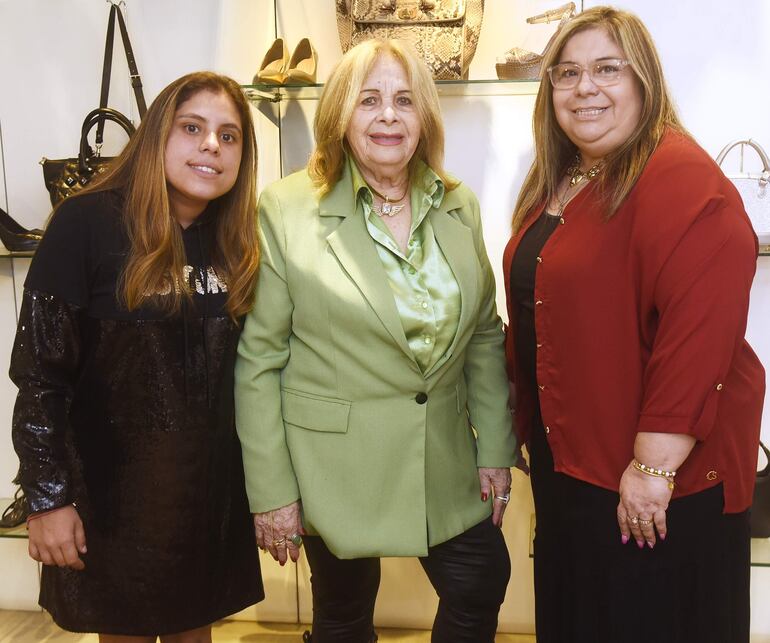 Yanira Caballero, Blanca Alvarenga y Blanca Caballero.