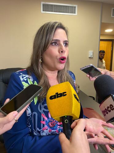 Con respecto a los aumentos para funcionarios, la senadora Kattya González aseveró que “ningún aumento para funcionarios se justifica en este momento, hay que hacer empatía con la ciudadanía”.