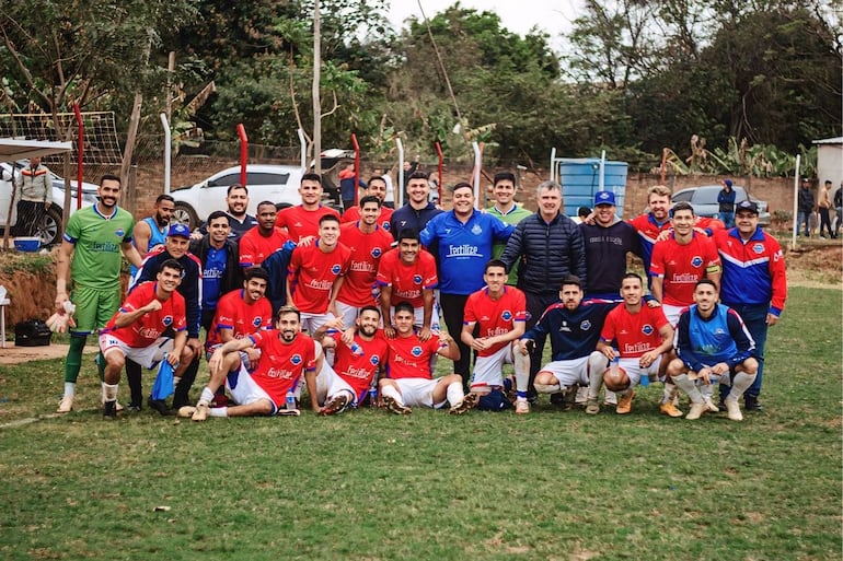 Los integrantes del plantel de Patriotas de Hernandarias posan luego del triunfo en San Pedro del Paraná.