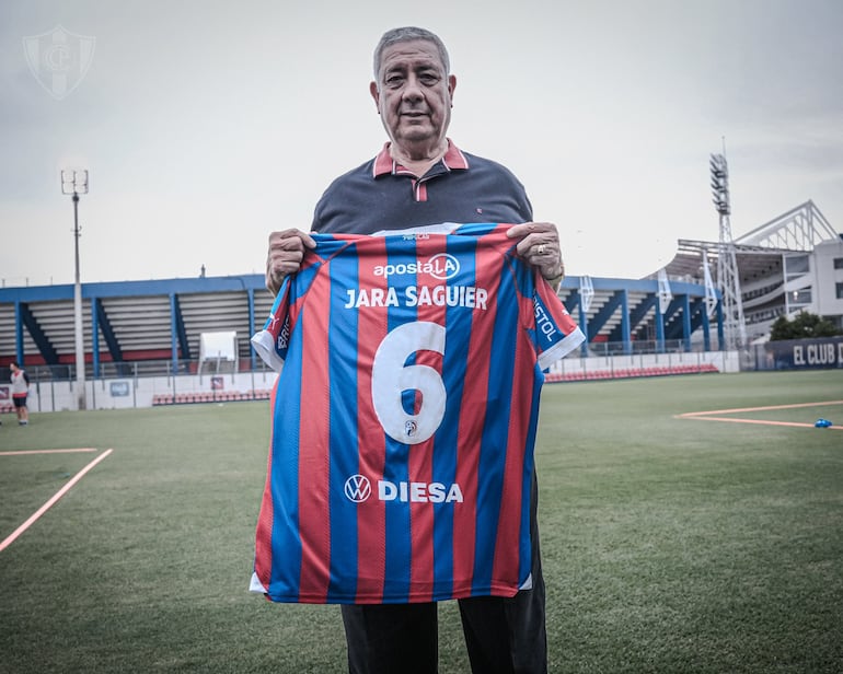 Carlos Jara Saguier durante el homenaje de Cerro Porteño por la conquista del Preolímpico Sub 23 y la clasificación a los Juegos Olímpicos 2024.