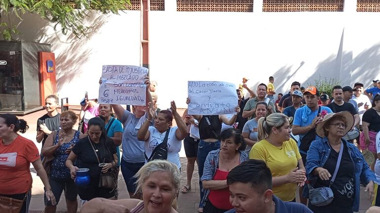 Trabajadores del Mercado Municipal denuncian el aumento del pago del canon diario.