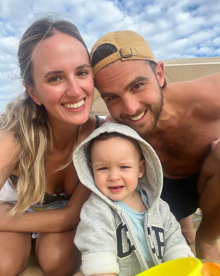 El músico Iván Zavala con su esposa Paulina Angulo y su hijo Cruz, en las playas de Brasil.