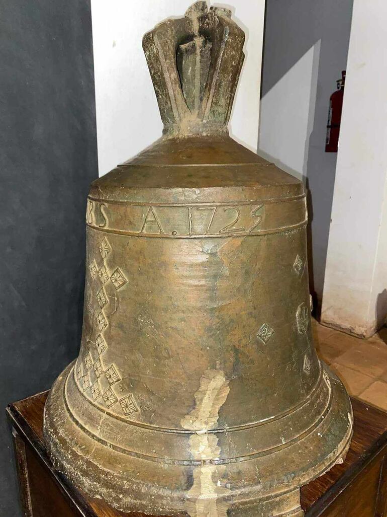 La segunda campana más antigua del Paraguay (1725). Museo Jesuítico de Santiago, Misiones