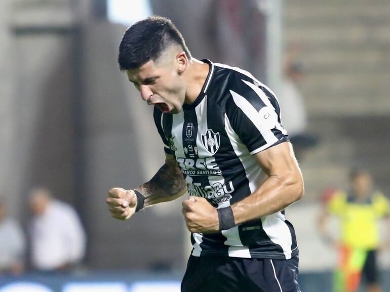 El paraguayo José Florentín, jugador de Central Córdoba, celebra un gol en el partido frente a Huracán por las semifinales de la Copa Argentina 2024 en el estadio Único San Nicolás, en San Nicolás de los Arroyos, Argentina.