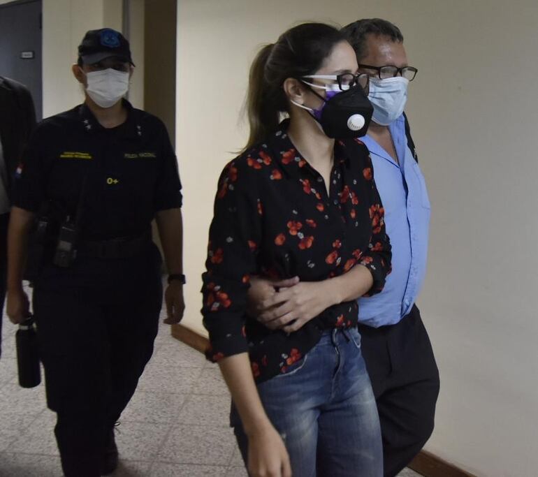 La odontóloga Sandra Obertino, cuando acudió al Palacio de Justicia para su imposición de medidas.