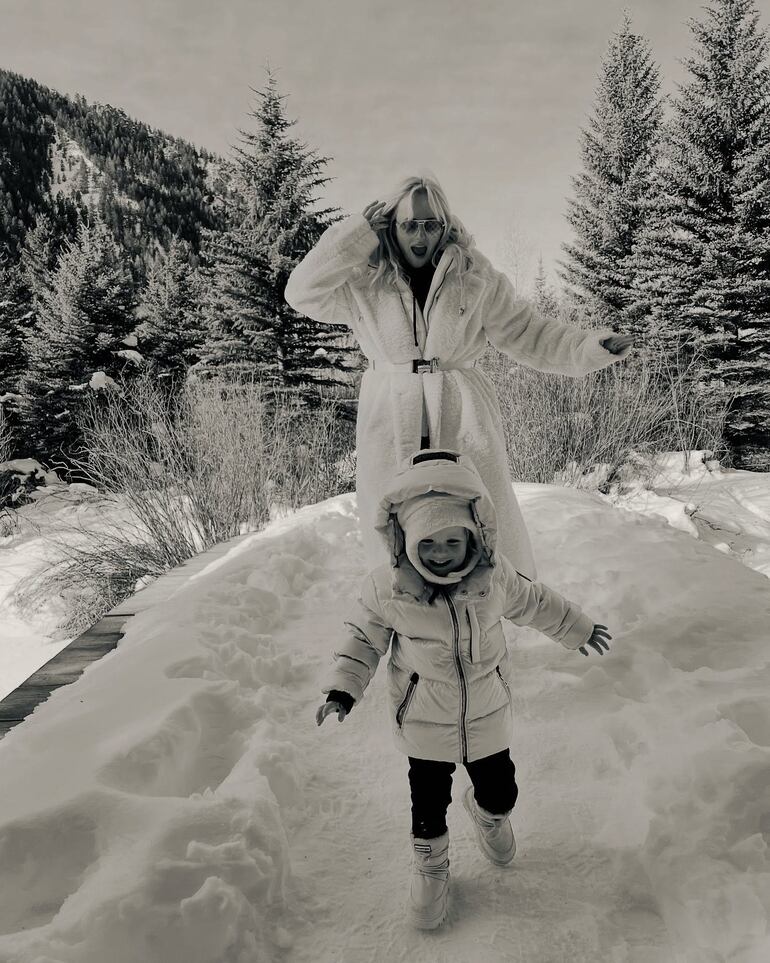 Rebel Wilson y su hija Royce Lillian disfrutando de la nieve. (Instagram/Rebel Wilson)