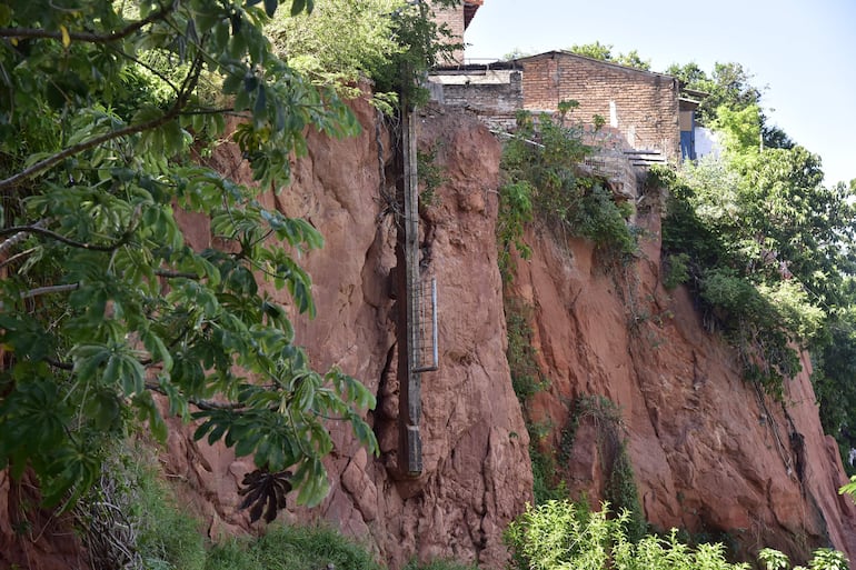 Vista de las casas ubicadas al borde del barranco sufren con cada lluvia.