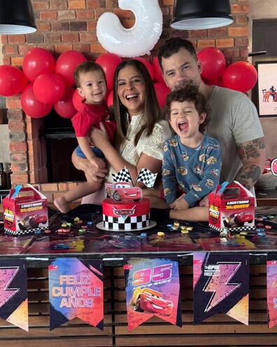 Andrea Quattrocchi y Darío López con el cumpleañero Bruno y su hermanito Mauro.