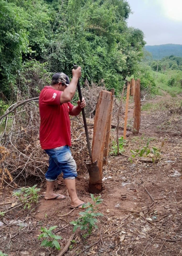 Los vecinos comenzaron a despejar el camino vecinal, que estuvo clausurado durante ocho días.