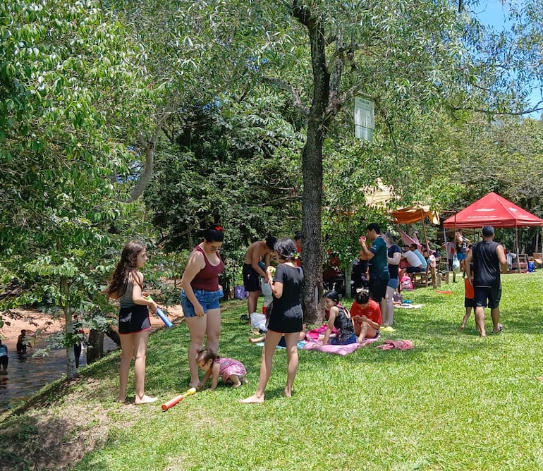 Familias reciben la Navidad en el arroyo Ytú