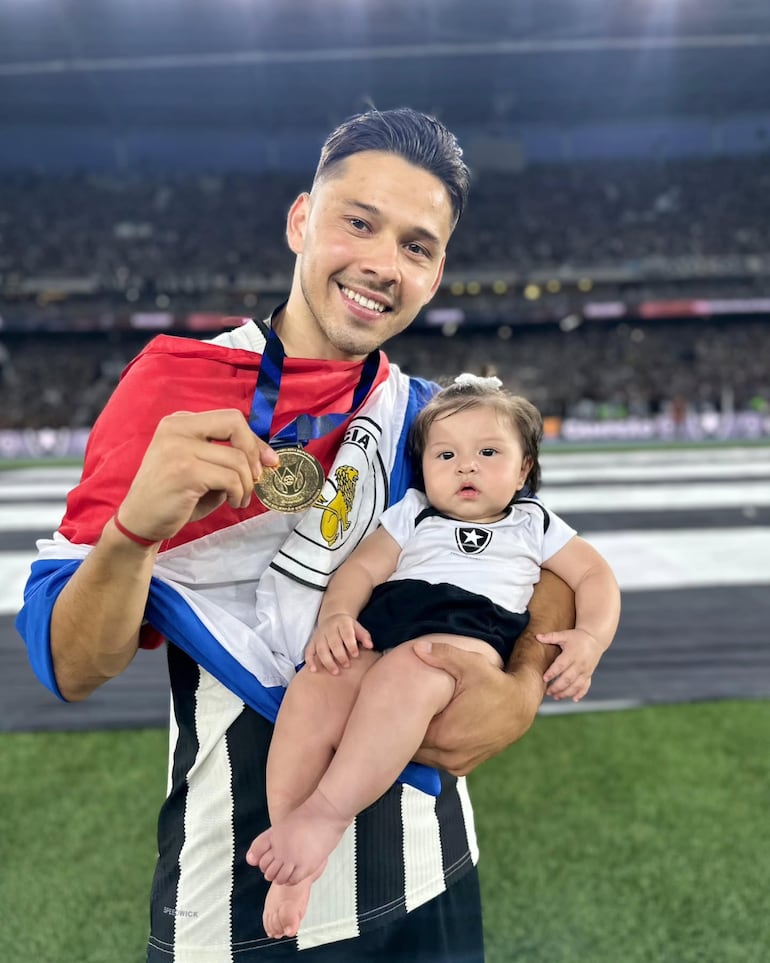 ¡Papá baboso y feliz! Óscar Romero celebrando el Brasileirão con Aitana en brazos. (Instagram/Romero Team)