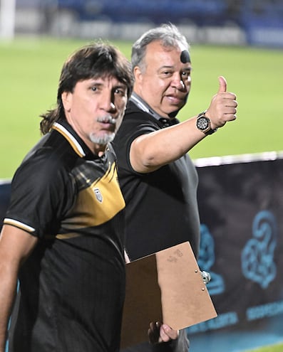 El auxiliar Eumelio Palacios y el entrenador Robert Pereira Molina, en la previa del duelo entre Tacuary y Luqueño, en Villa Elisa.