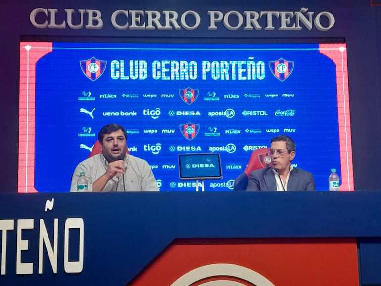 Juan Carlos Pettengill y Gabriel Wainer en la presentación del segundo como director deportivo de Cerro Porteño