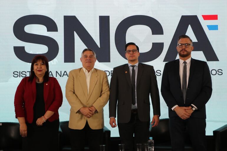 La rectora de la UNA, Zully Vera, el ministro de Educación, Luis Ramírez, el viceministro de Educación Superior, Federico Mora y el secretario del Cones, Sergio Duarte durante la presentación del Sistema Nacional de Créditos Académicos (SNCA).