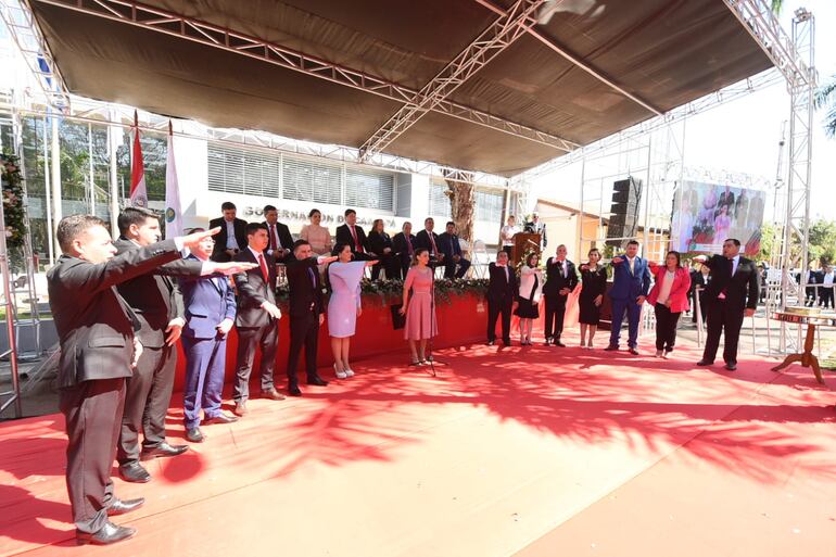 Momento de juramento de concejales departamentales de Caazapá.