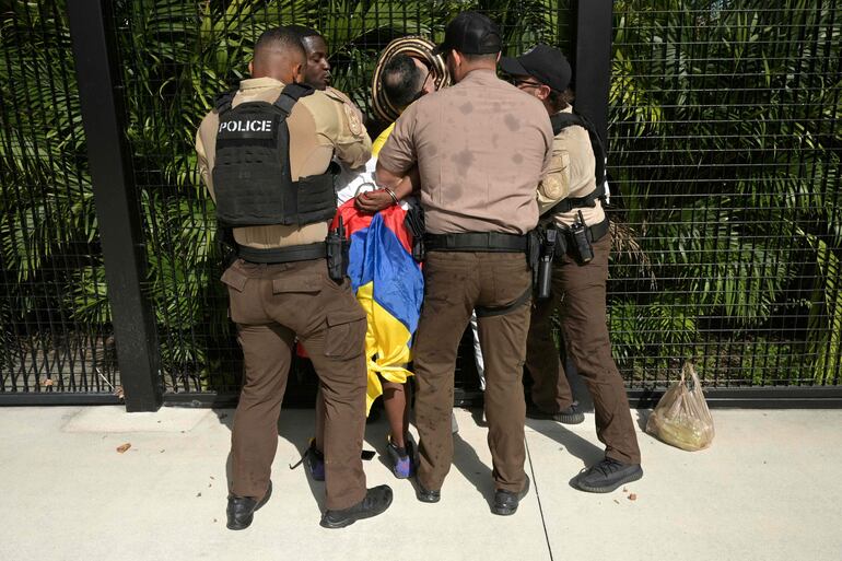 El ingreso al Hard Rock Stadium para la final de la Copa América 2024 fue desbordado por hinchas colombianos y argentinos, obligando al retraso del inicio del partido entre Argentina y Colombia. 