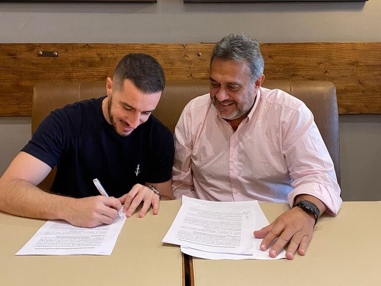 El uruguayo Marcelo Palau (i) en la firma de contrato y presentación como nuevo entrenador de Tacuary.