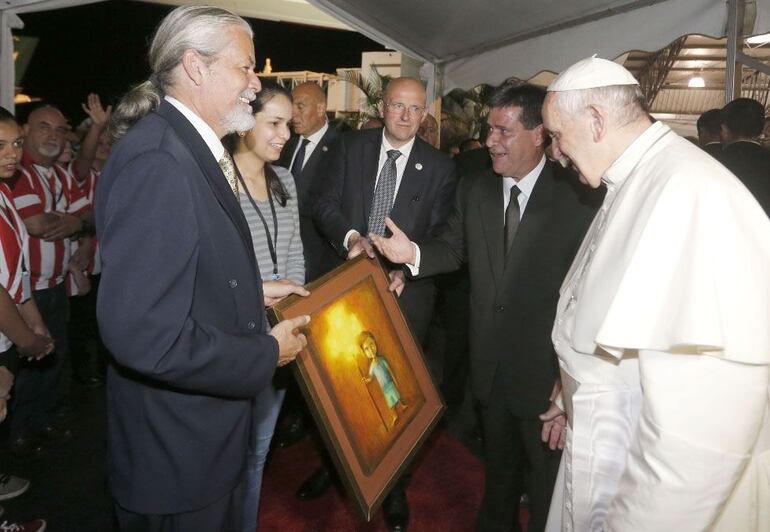 Koki Ruiz, entregando una de sus pinturas al Papa Francisco. 