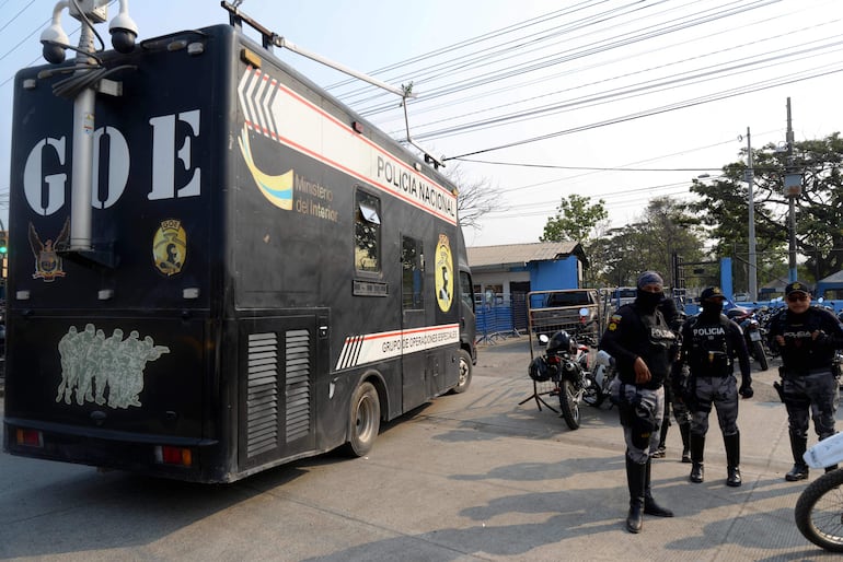 Fuerzas especiales de Ecuador durante el operativo en la prisión "Del Litoral", en Guayaquil.