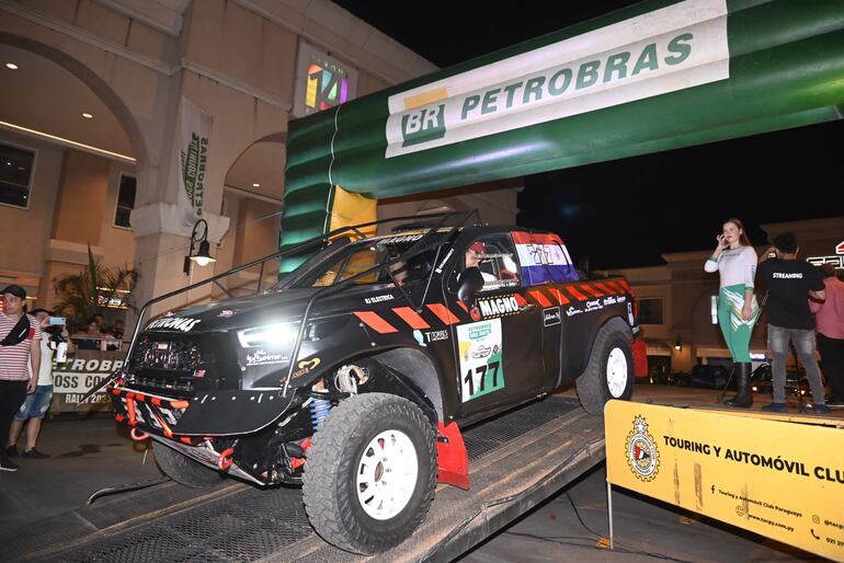 Así partía rumbo al Chaco la dupla de Óscar Benítez y Amado Báez, con su Toyota Tacoma Proto 4.0 V6 de la categoría T1 Nafta.