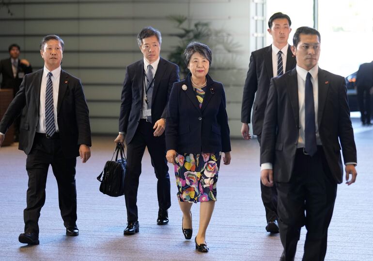 La nueva ministra de Exteriores de Japón, Yoko Kamikawa (C) llega a una reunión oficial, en Tokyo, Japón. (EFE/EPA)