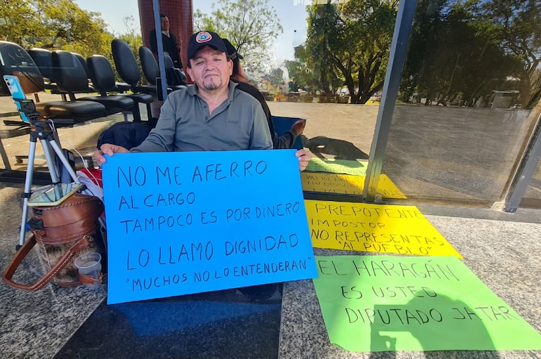 Hugo Rolón mantuvo su medida de protesta frente al Congreso.