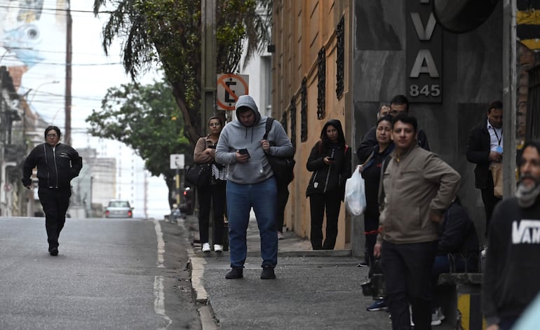 Los usuarios del transporte público deben soportar largas esperas por los colectivos para llegar destino. 