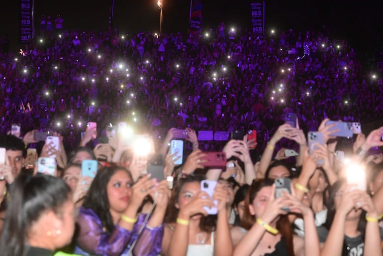 Con los celulares en alto, registrando gran parte del show de Emilia.