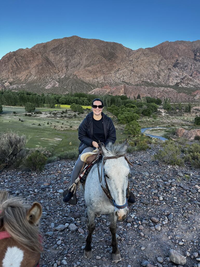 Una amazona en la cabalgata vespertina en Uspallata.