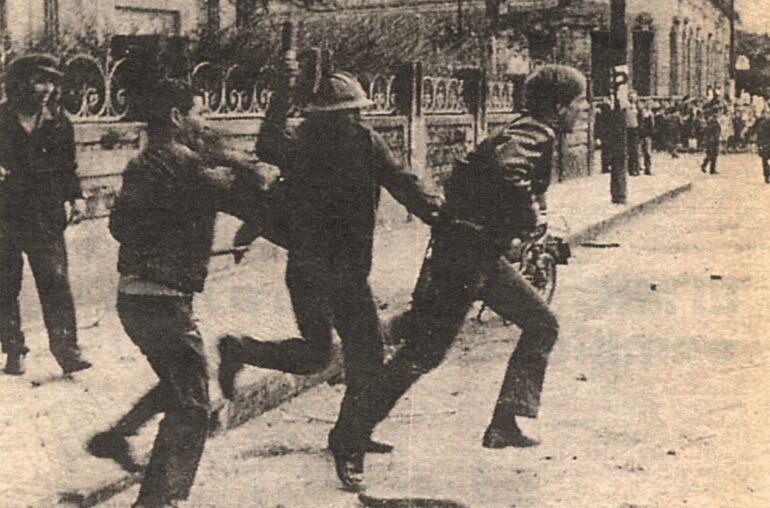 La combatividad estudiantil fue notoria durante la dictadura de Stroessner. Imagen: represión policial de estudiantes manifestándose frente a la Facultad de Ingeniería